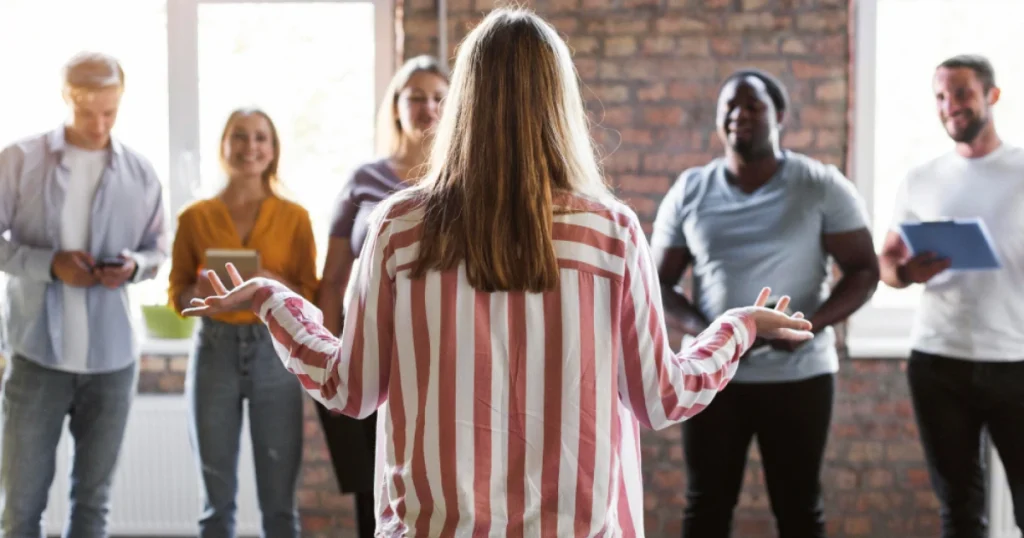 Líder inspirando confiança em sua equipe no ambiente de trabalho