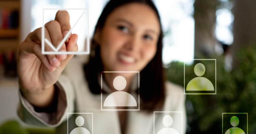 Comparação entre RH interno e terceirizado mostrando vantagens e desafios para empresas