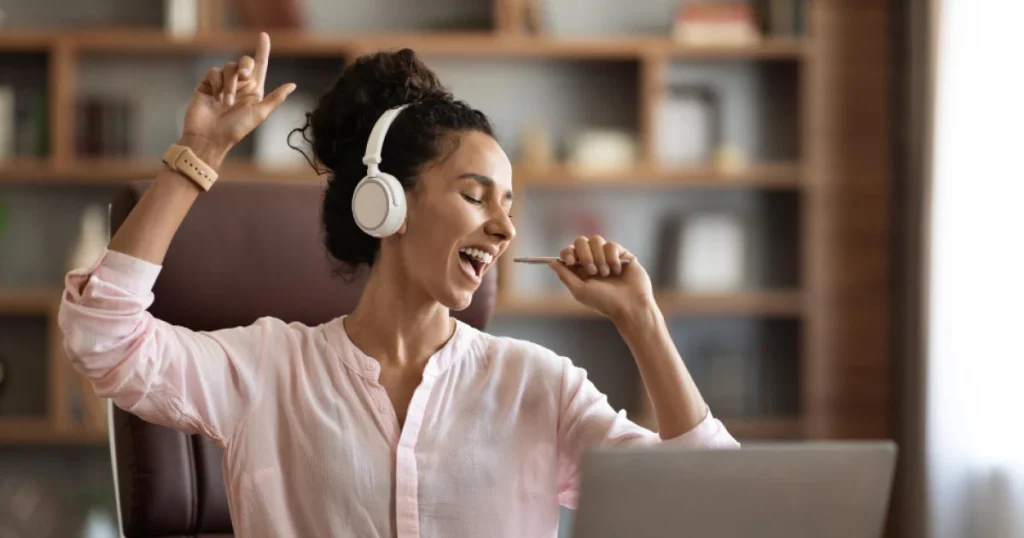 Pessoa trabalhando ouvindo música para melhorar foco e produtividade no escritório