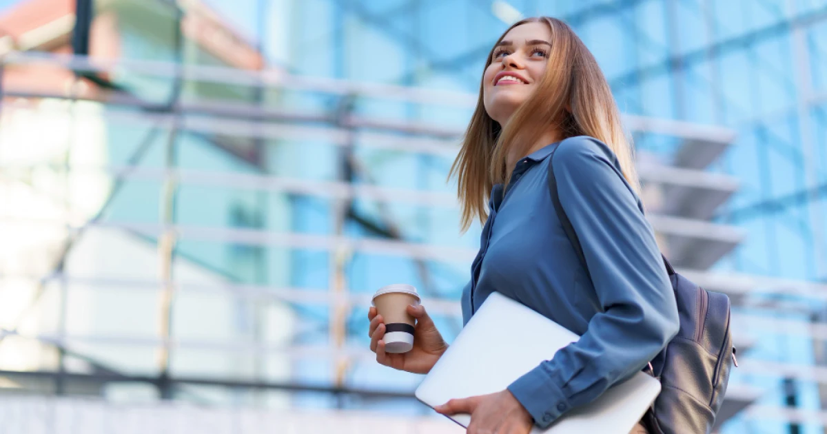 Profissional sorrindo após conquistar o emprego dos sonhos com o apoio da Hprojekt