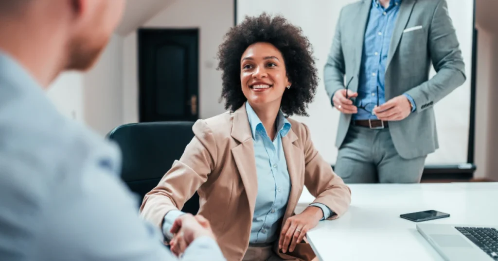 Gestor de RH analisando estratégias de recrutamento interno, externo e misto para contratação de novos talentos