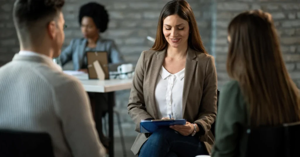 Profissional de RH analisando currículos para recrutamento de fim de ano em empresa com alta demanda