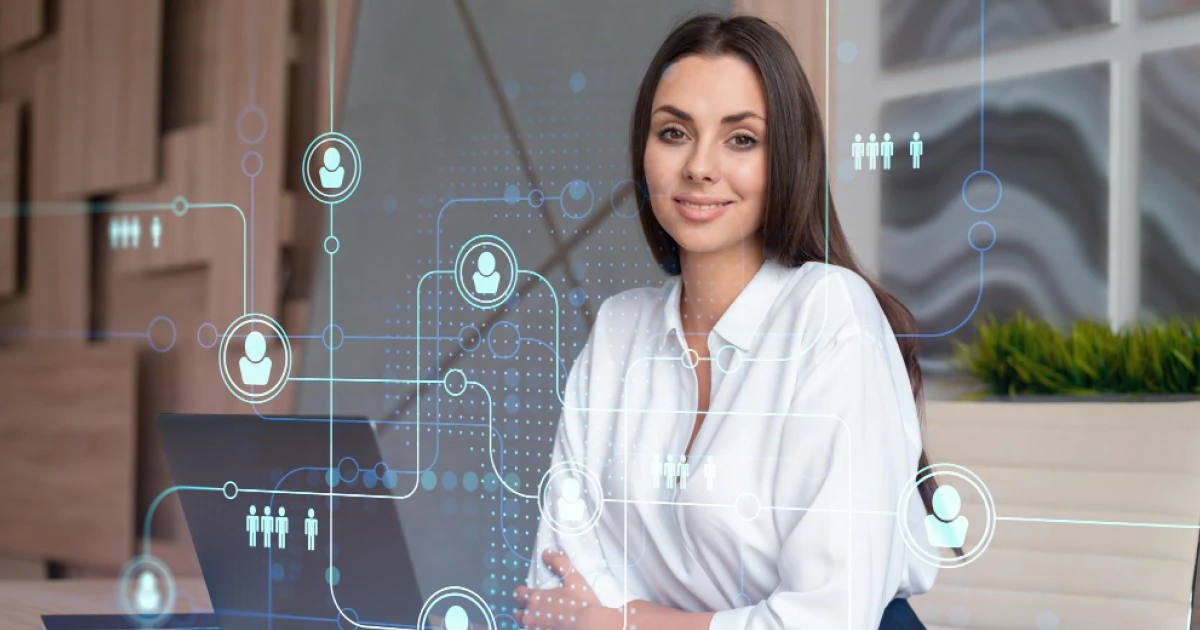 Profissionais de RH analisando relatórios automatizados em um painel digital