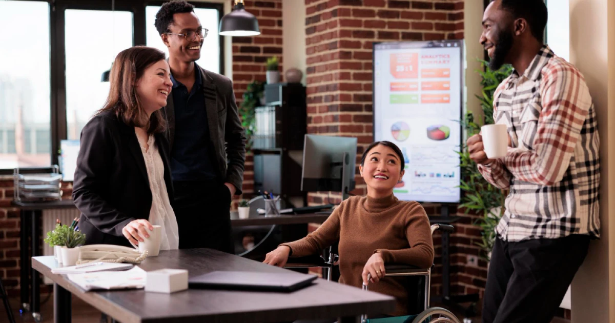 Equipe diversa em ambiente corporativo representando diversidade, equidade e inclusão nas empresas